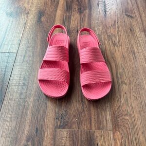 Reef Pink Sandals with Textured Straps